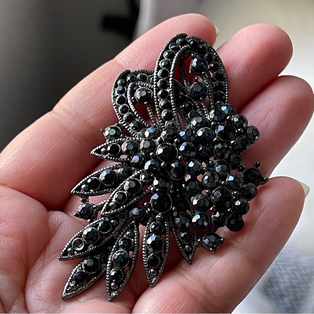 LAILA ROWE | Lovely Vintage Gun Metal Black Rhinestones Brooch Pin Pendant